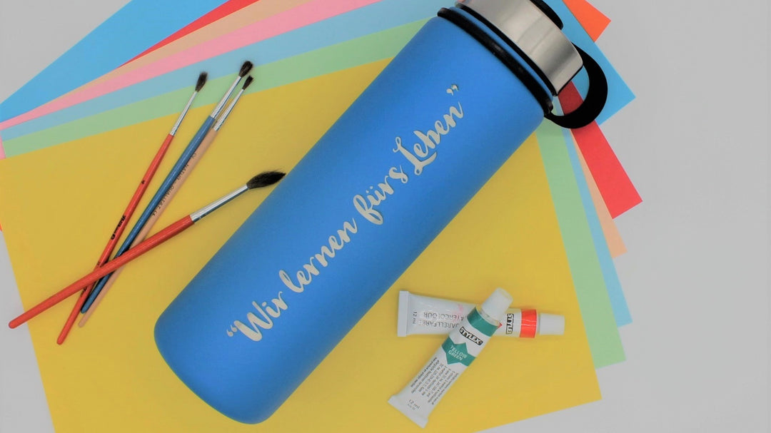 Eine noLimit Flasche von 720°DGREE in der Farbe OceanBlue. Auf ihr steht der Spruch "Wir lernen fürs Leben".
