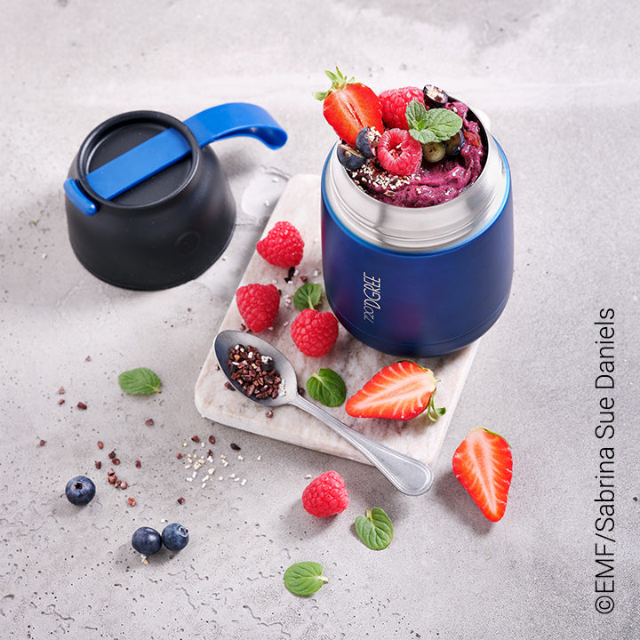 Ein 720°DGREE wunderJar in der Farbe Sapphire Blue gefüllt mit der beerigen Smoothiebowl - ideal für den Sommer. Meal Prep mit 720 und gesunden Rezepten.  