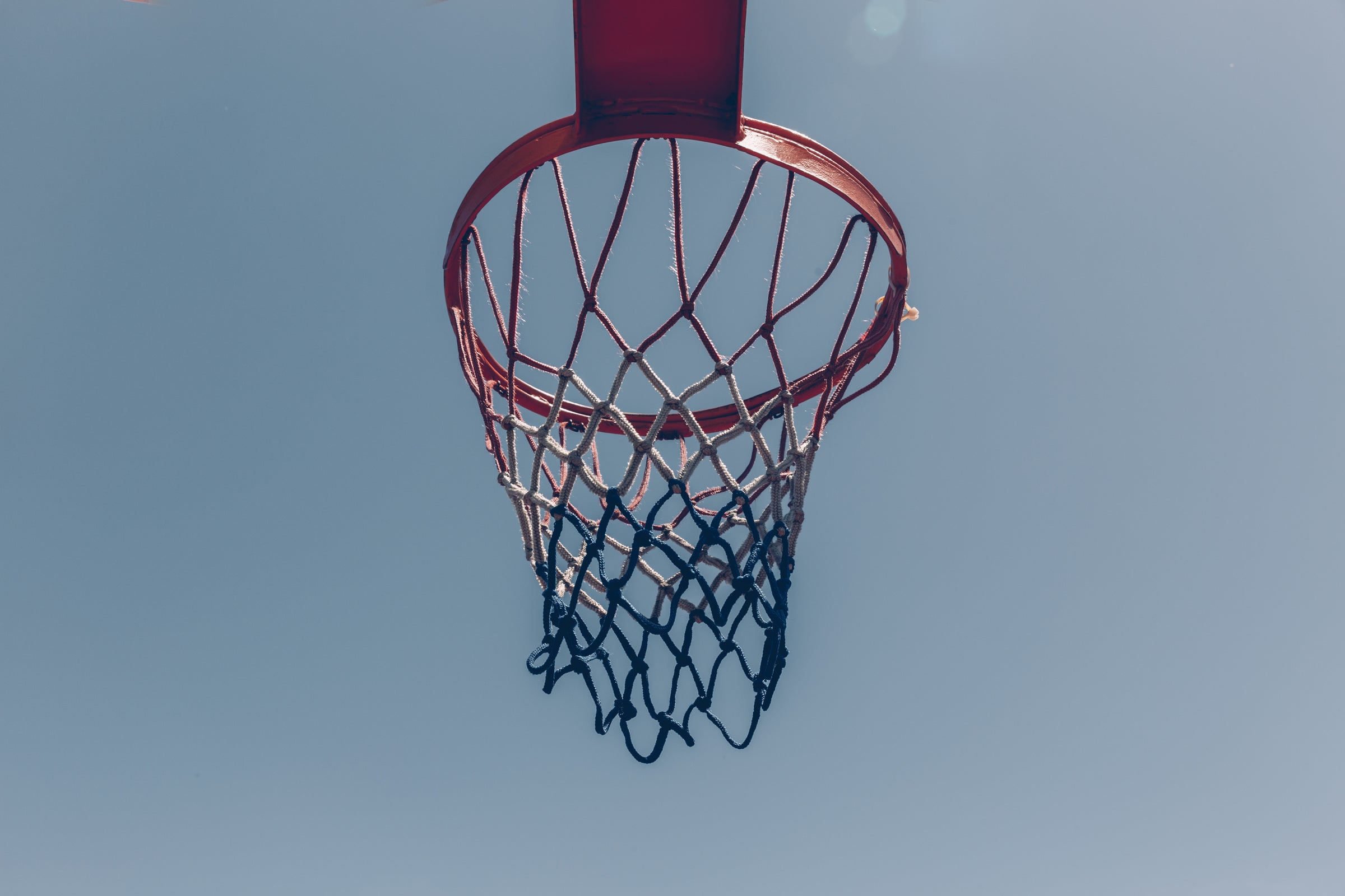 Da die beworbene 720°DGREE-Trinkflasche ideal zum Basketball-Spiele geeignet ist, zeigt das Titelblatt einen Basketballkorb vor strahlend blauem Himmel. Gutes Wetter und ein anstrengendes Spiel machen eben durstig.